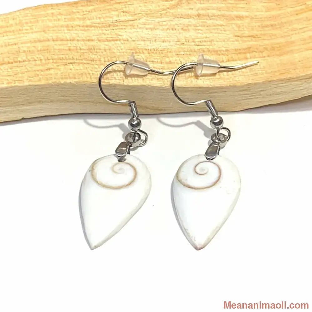 Paire de boucles d'oreilles en Œil de Sainte-Lucie naturel, acier inoxydable argenté, posées sur un bâton de Palo Santo