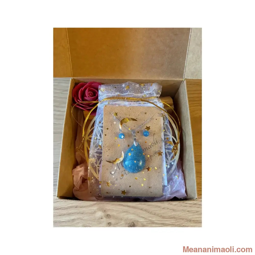 Box cadeau avec bijoux en apatite, fleur de vie en bois et bâton de palo santo.