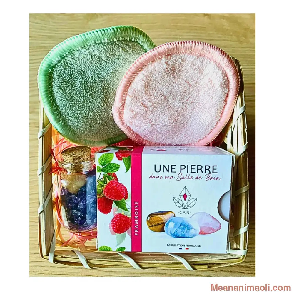 Coffret Zéro Déchet Améthyste, avec savon framboise et pierre surprise, cotons lavables rose et vert, et fiole de cristaux. Posé dans un panier.