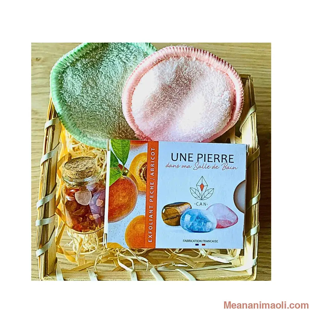 Coffret Zéro Déchet Cornaline, avec savon exfoliant Pêche Abricot et pierre surprise, cotons lavables rose et vert, et fiole de cristaux. Posé sur un panier