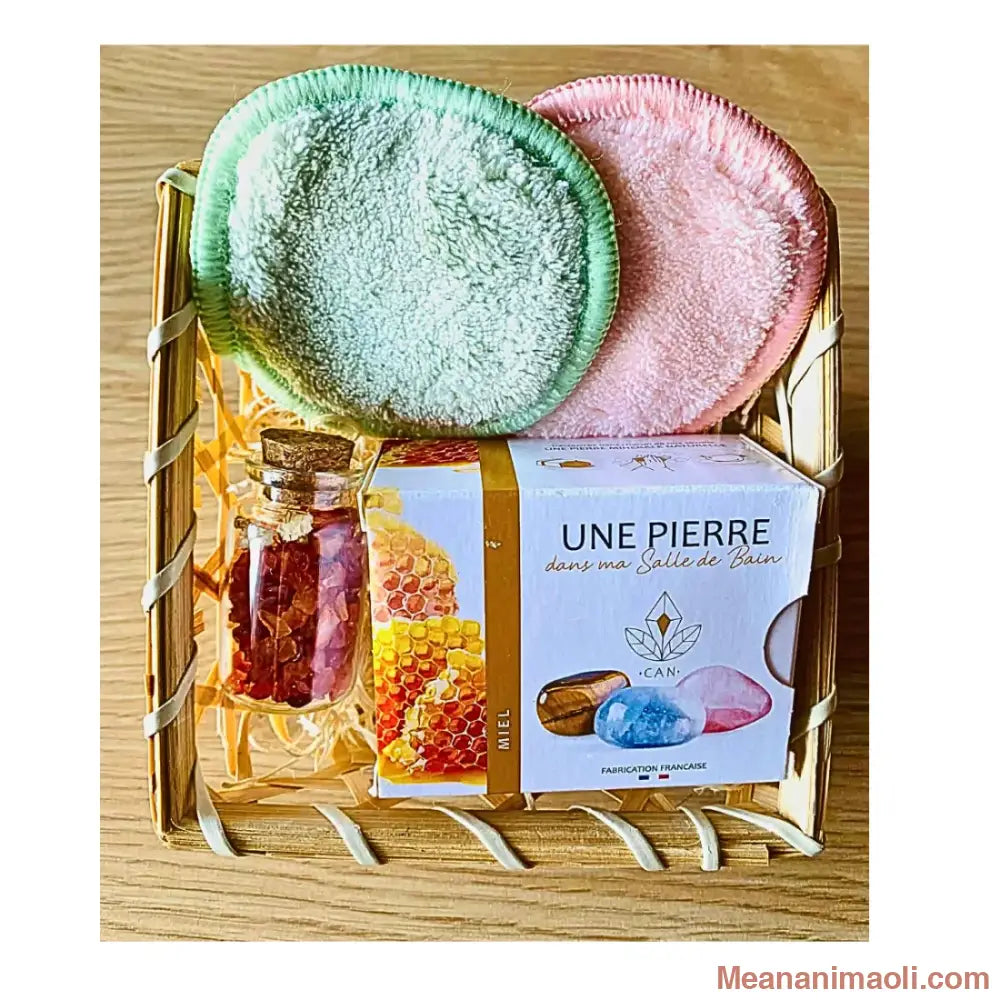 Coffret Zéro Déchet Cornaline, avec savon Miel et pierre surprise, cotons lavables rose et vert, et fiole de cristaux. Posé sur un panier