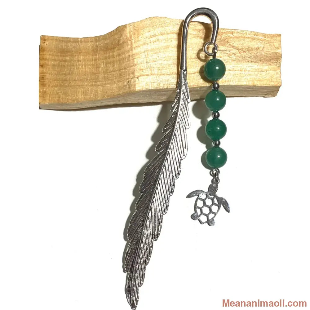 Marque-page en métal argenté en forme de plume, décoré de perles de 6 mm en Aventurine Verte et d'une breloque Tortue en acier inoxydable. Produit MEANANIMAOLI.