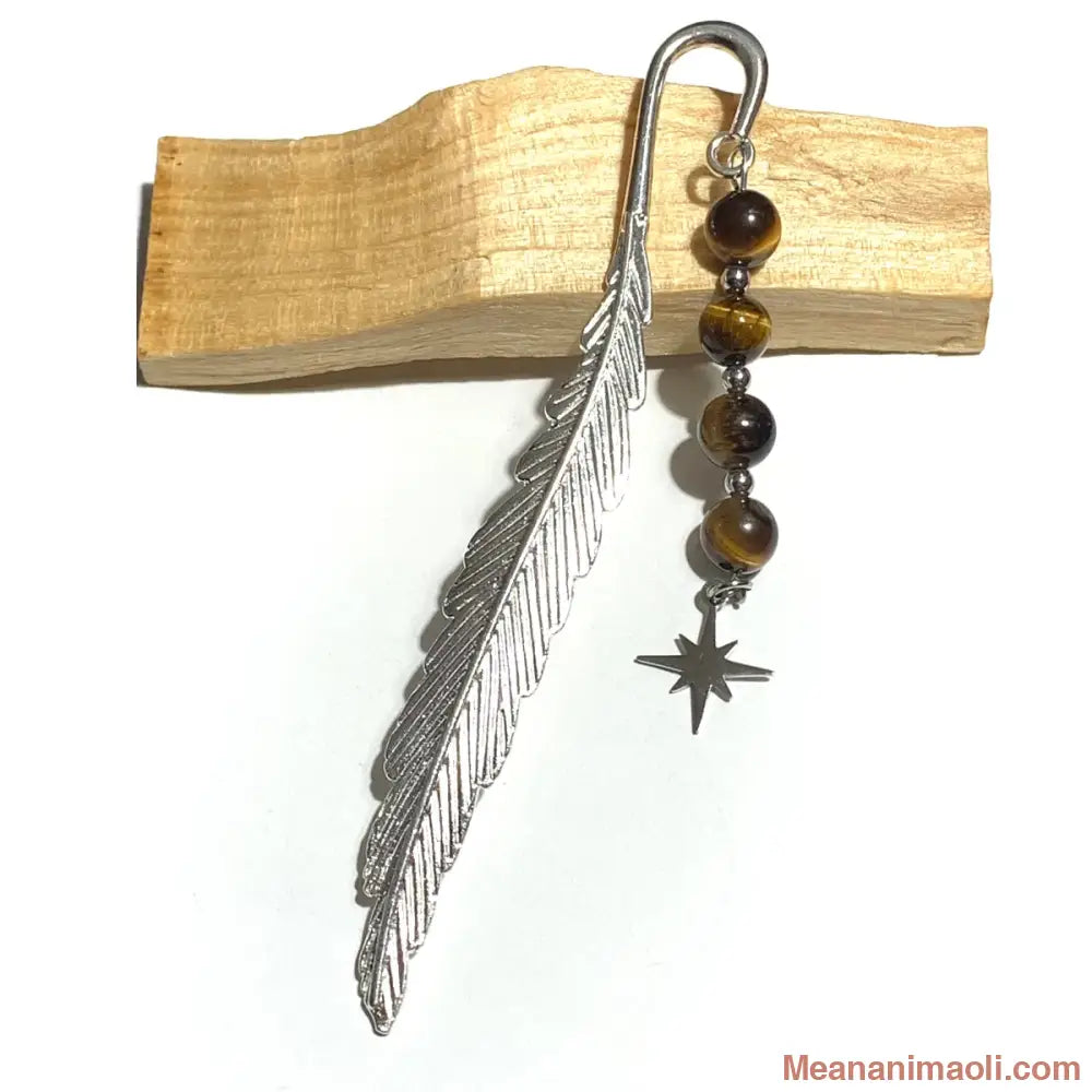 Marque-page en métal argenté en forme de plume, décoré de perles de 6 mm en Œil de Tigre et d'une breloque Étoile en acier inoxydable. Produit MEANANIMAOLI.