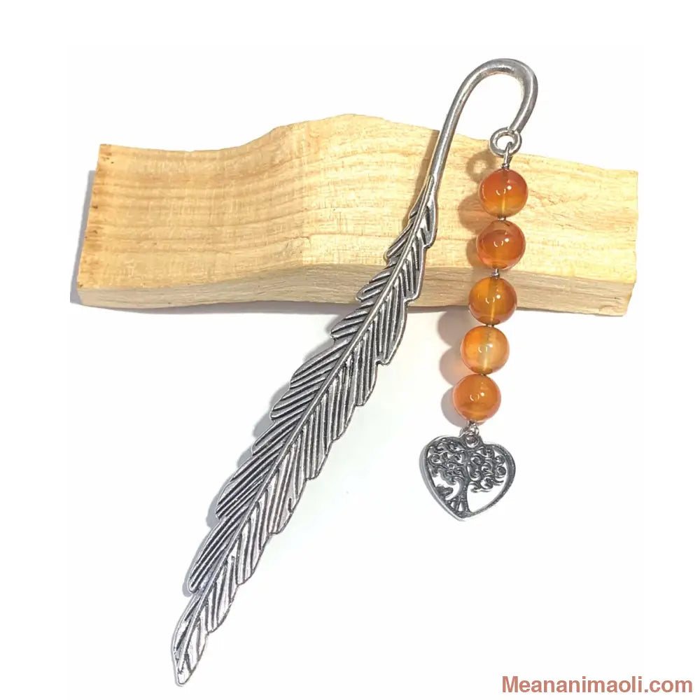 Marque-page plume argentée orné de perles de Cornaline naturelle et d'une breloque Arbre de Vie en forme de cœur en acier inoxydable. Accessoire MEANANIMAOLI.