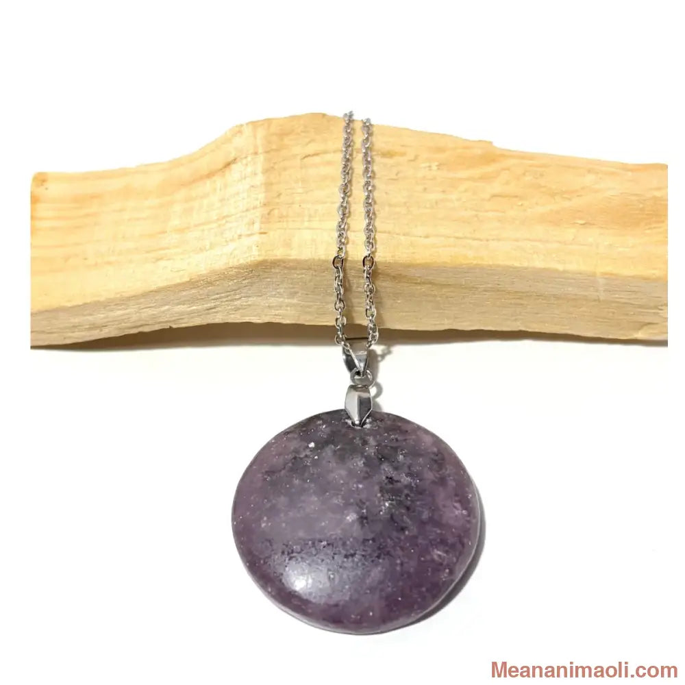 Collier en pierre naturelle Lépidolite forme ronde avec bélière et chaîne en acier inoxydable argenté posé sur un morceau de bois palo santo, boutique MEANANIMAOLI.
