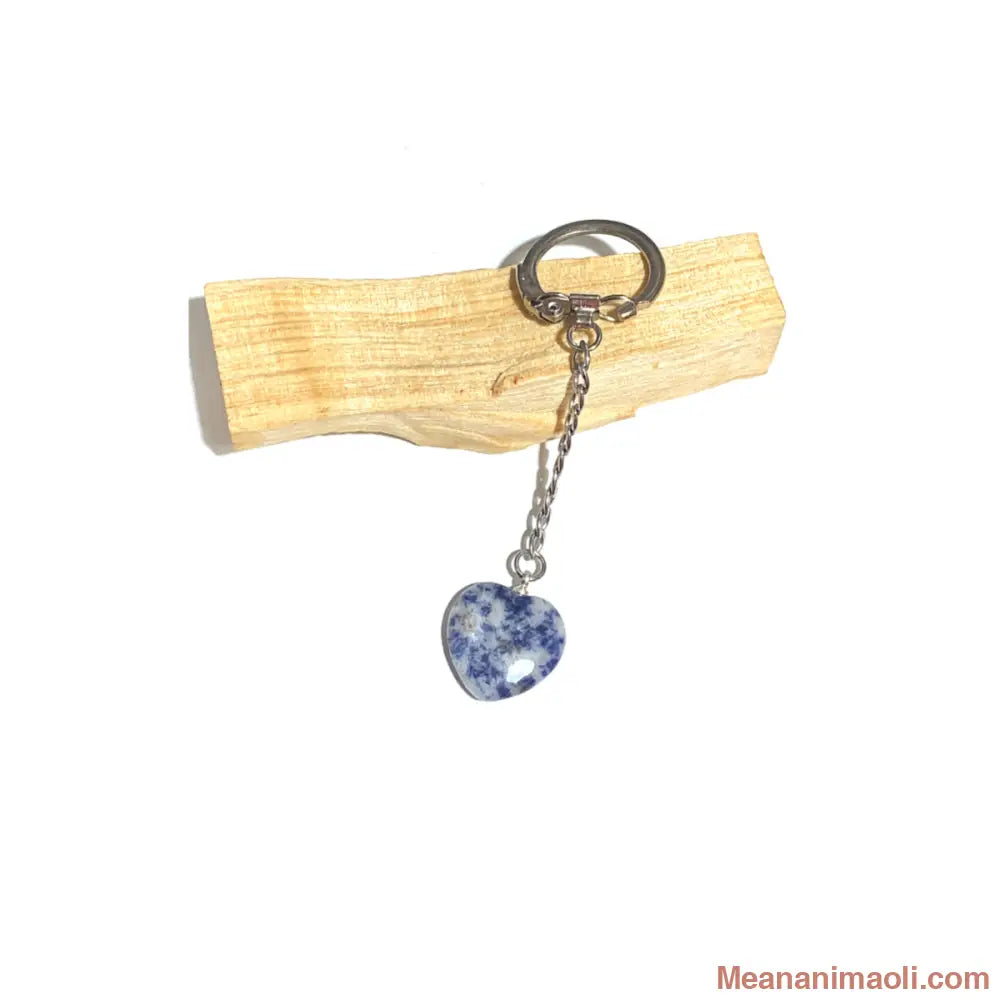 Porte-clés minimaliste avec une chaîne et un cœur en Sodalite naturelle lisse, monté sur anneau argenté. Accessoire énergétique MEANANIMAOLI.