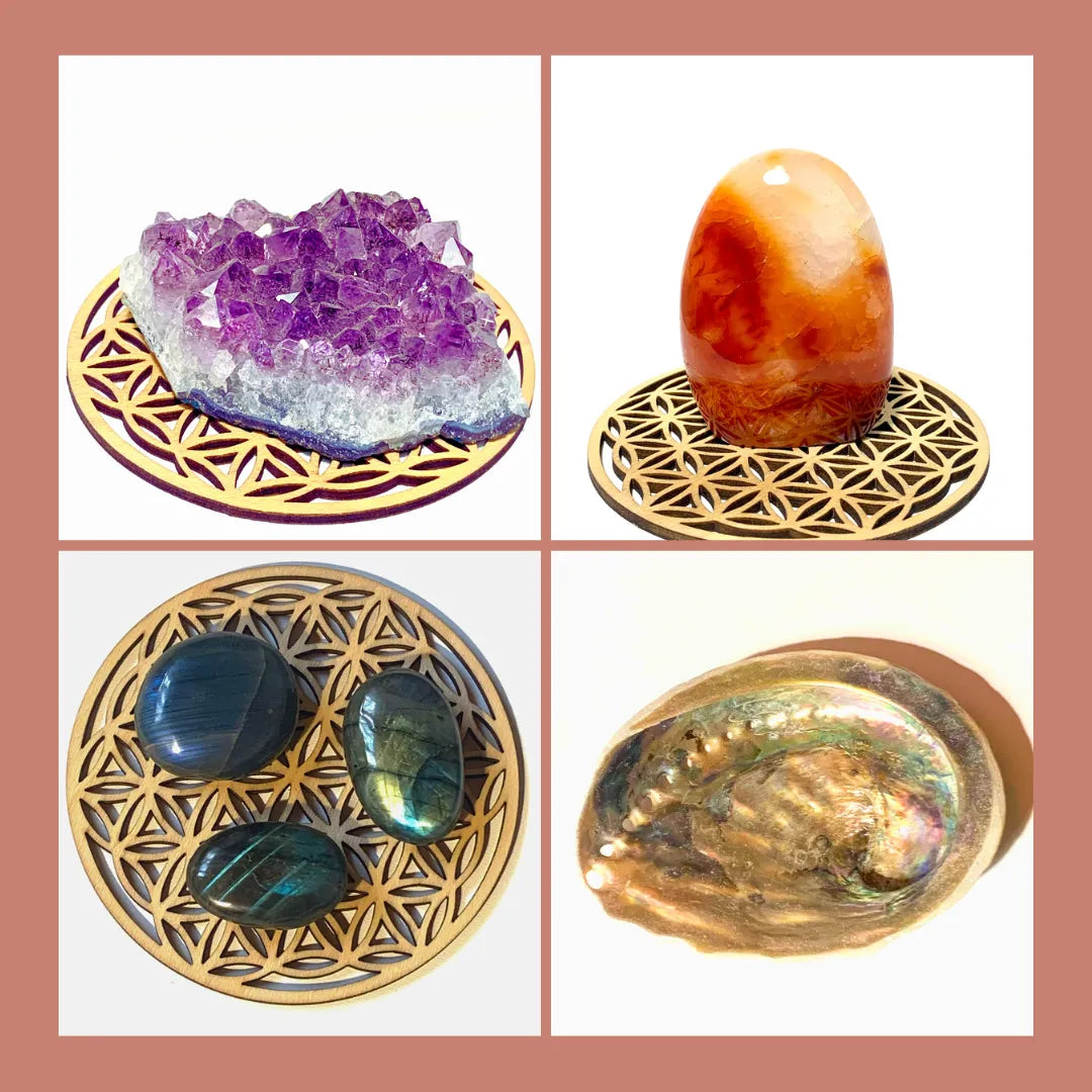 Minéraux en pierres brutes, pierres roulées, et pierres décoratives (formes animaux, cœurs), coquille d'ormeau pour la lithothérapie.