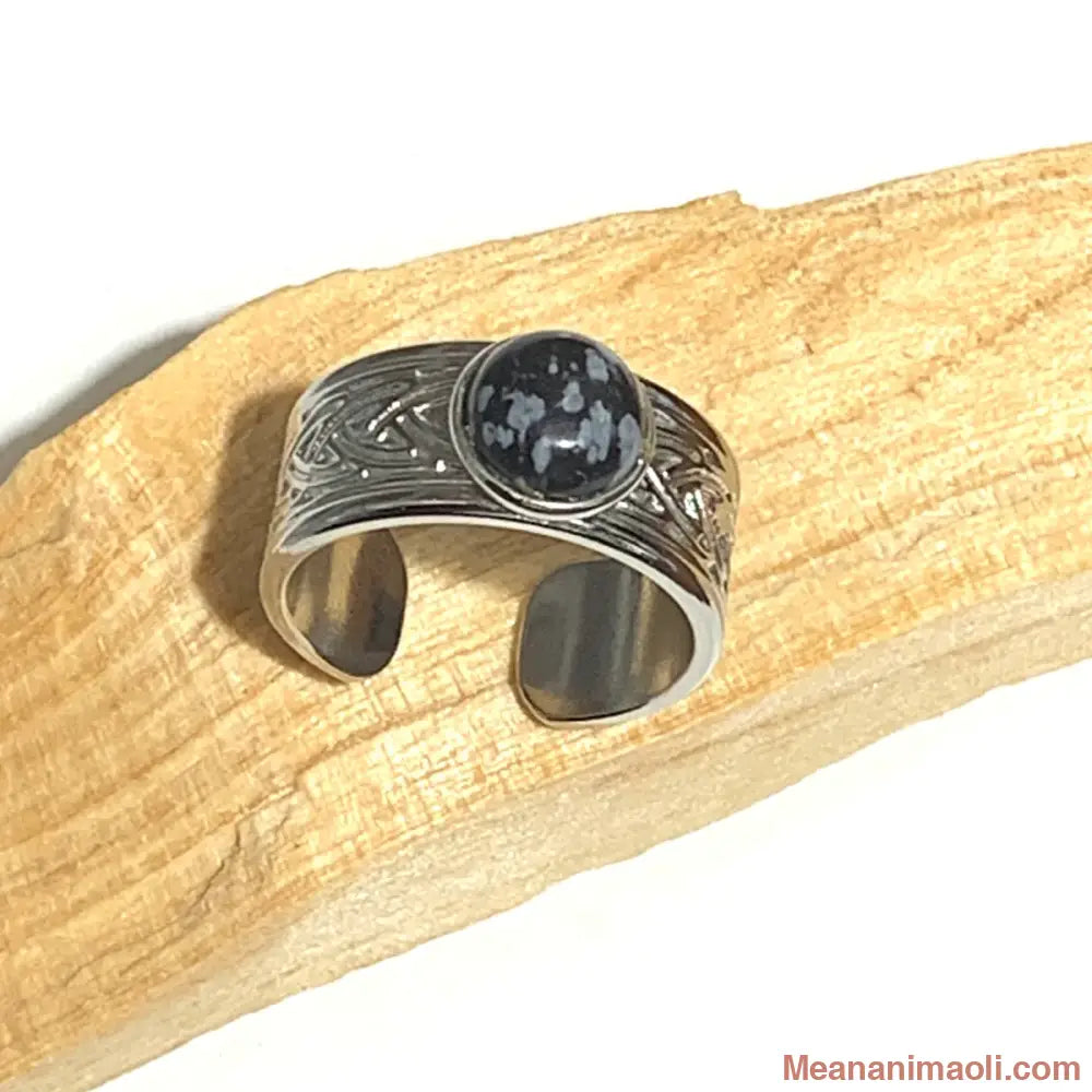 Bague réglable en acier inoxydable argenté avec pierre naturelle Obsidienne Flocon de Neige, posée sur un bâton de Palo Santo
