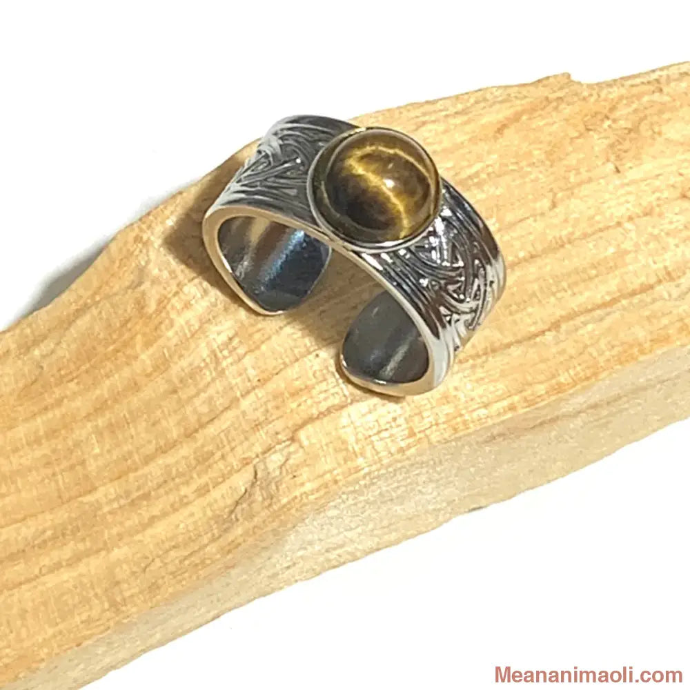 Bague réglable en acier inoxydable argenté avec pierre naturelle Œil de Tigre, posée sur un bâton de Palo Santo