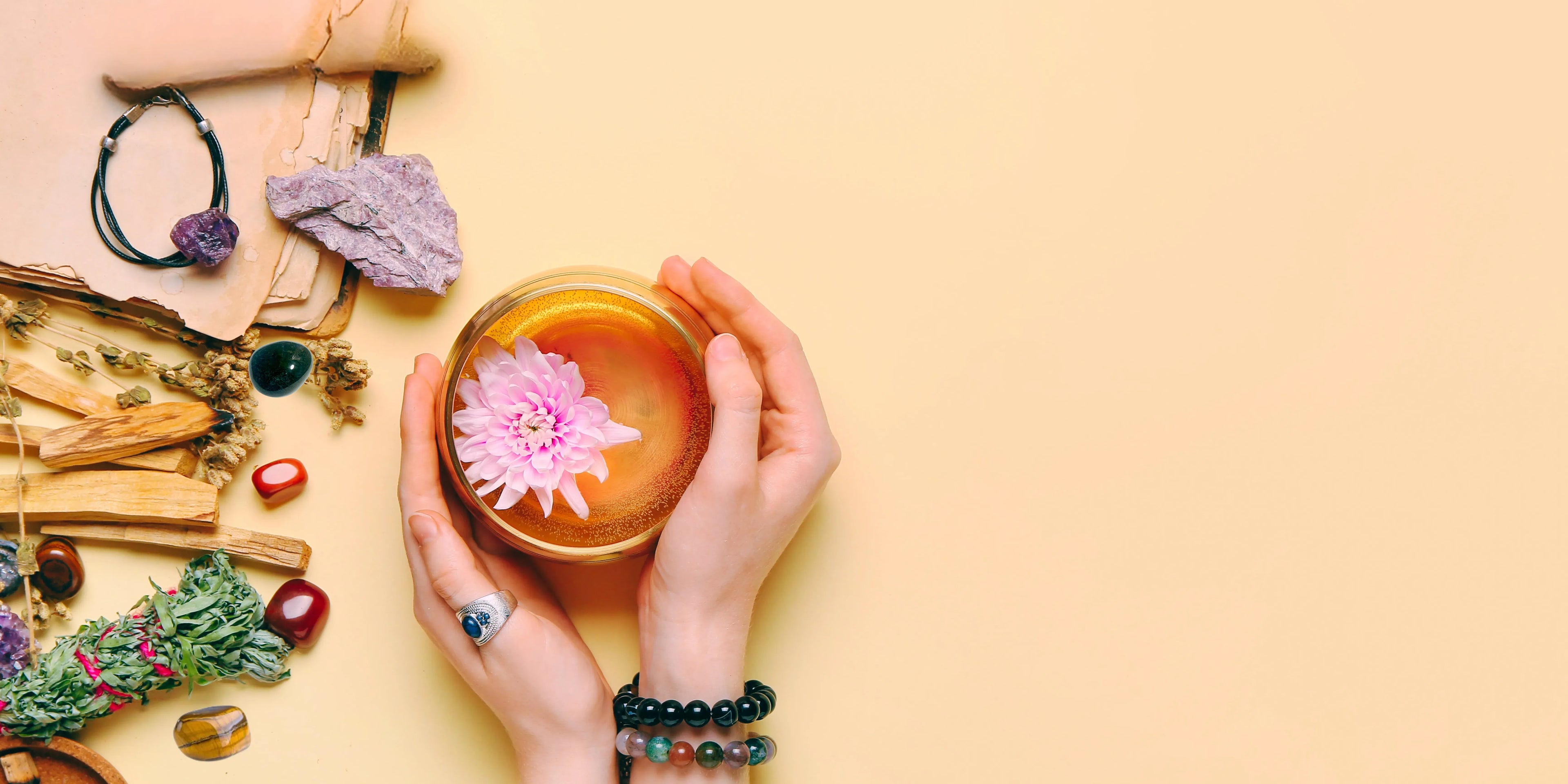 Composition de lithothérapie, comprenant des bijoux en pierres naturelles d'améthyste, des minéraux, et des éléments de purification pour le bien-être énergétique. Produits MEANANIMAOLI.