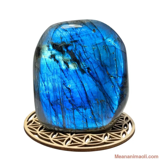 Bloc de Labradorite naturelle polie de Madagascar sur son socle en bois fleur de vie - MEANANIMAOLI