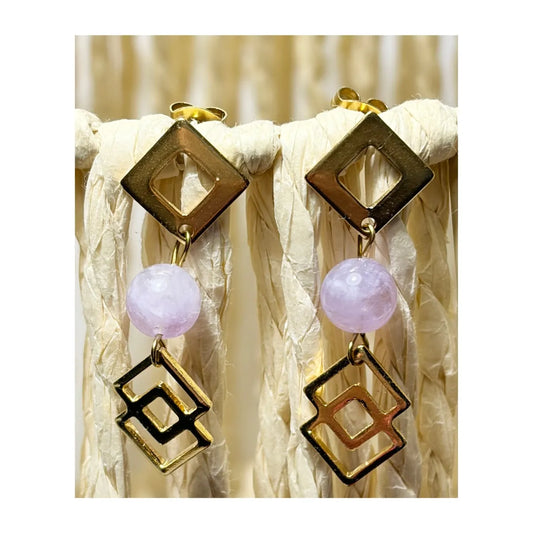 Boucles d'oreilles pendantes géométriques en acier inoxydable doré avec perles d'Améthyste Lavande naturelle, une création MEANANIMAOLI