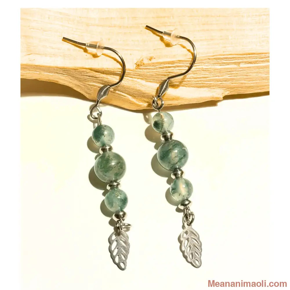 Boucles d'oreilles pendantes en perles d'Agate Mousse (6mm et 8mm) avec breloque feuille en acier inoxydable. Bijou artisanal MEANANIMAOLI.