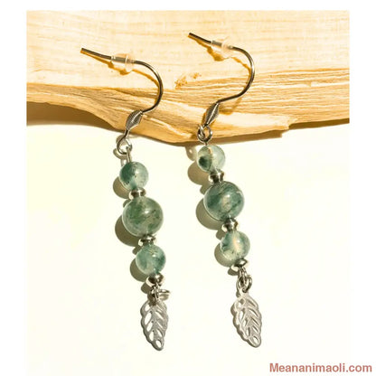 Boucles d'oreilles pendantes en perles d'Agate Mousse (6mm et 8mm) avec breloque feuille en acier inoxydable. Bijou artisanal MEANANIMAOLI.
