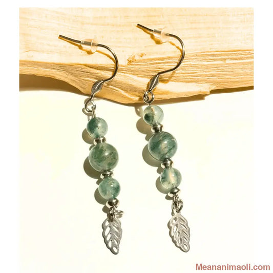 Boucles d'oreilles pendantes en perles d'Agate Mousse (6mm et 8mm) avec breloque feuille en acier inoxydable. Bijou artisanal MEANANIMAOLI.