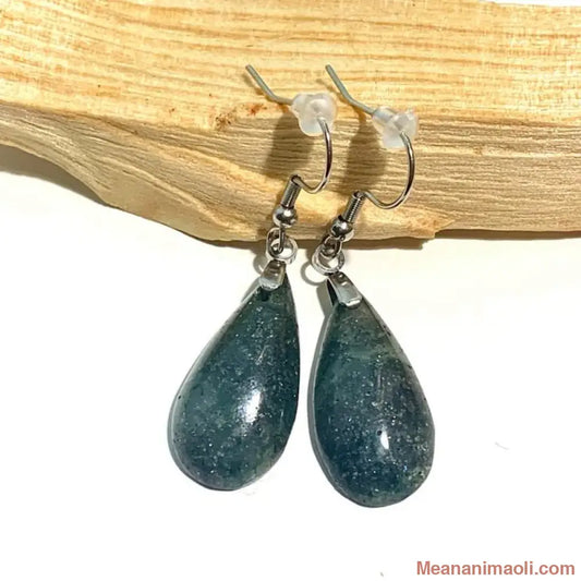 Paire de boucles d'oreilles en pierre naturelle Fuchsite, acier inoxydable argenté, posées sur un bâton de Palo Santo