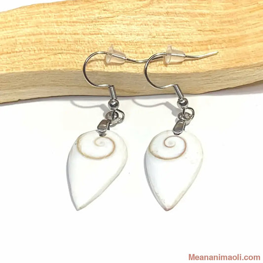 Paire de boucles d'oreilles en Œil de Sainte-Lucie naturel, acier inoxydable argenté, posées sur un bâton de Palo Santo