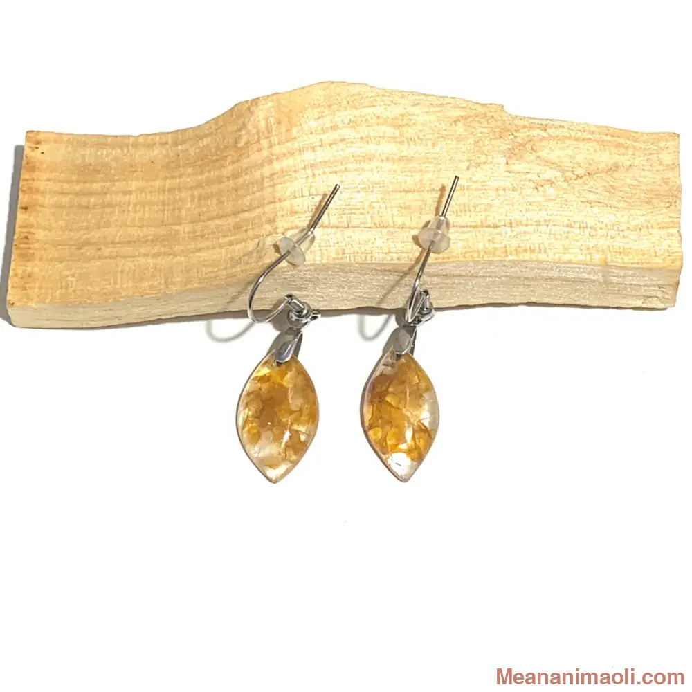 Paire de boucles d'oreilles en pierre naturelle Quartz Hématoïde Jaune, acier inoxydable argenté, posées sur un bâton de Palo Santo