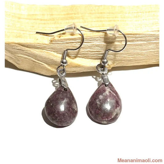 Gros plan d'une paire de boucles d'oreilles pendantes en Rubellite, création MEANANIMAOLI.