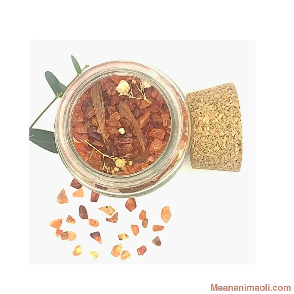 Décoration de la bougie Mea Nani Maoli avec petits morceaux de Cornaline et fleurs séchées.