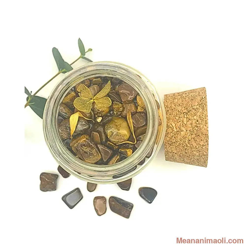 Décoration de la bougie Meananimaoli avec petits morceaux d’Œil de Tigre et fleurs séchées.