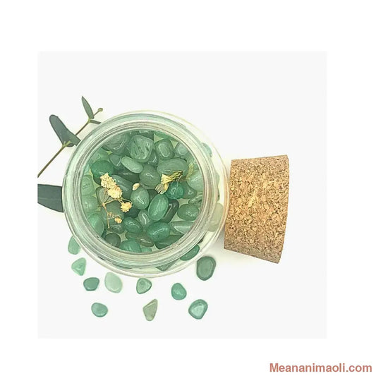 Décoration de la bougie Meananimaoli avec petits morceaux d’Aventurine Verte et fleurs séchées.