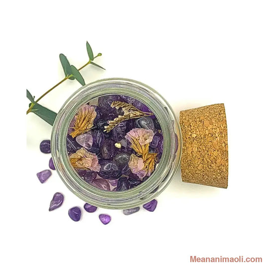 Décoration de la bougie Meananimaoli avec petits morceaux d’Améthyste et fleurs séchées.