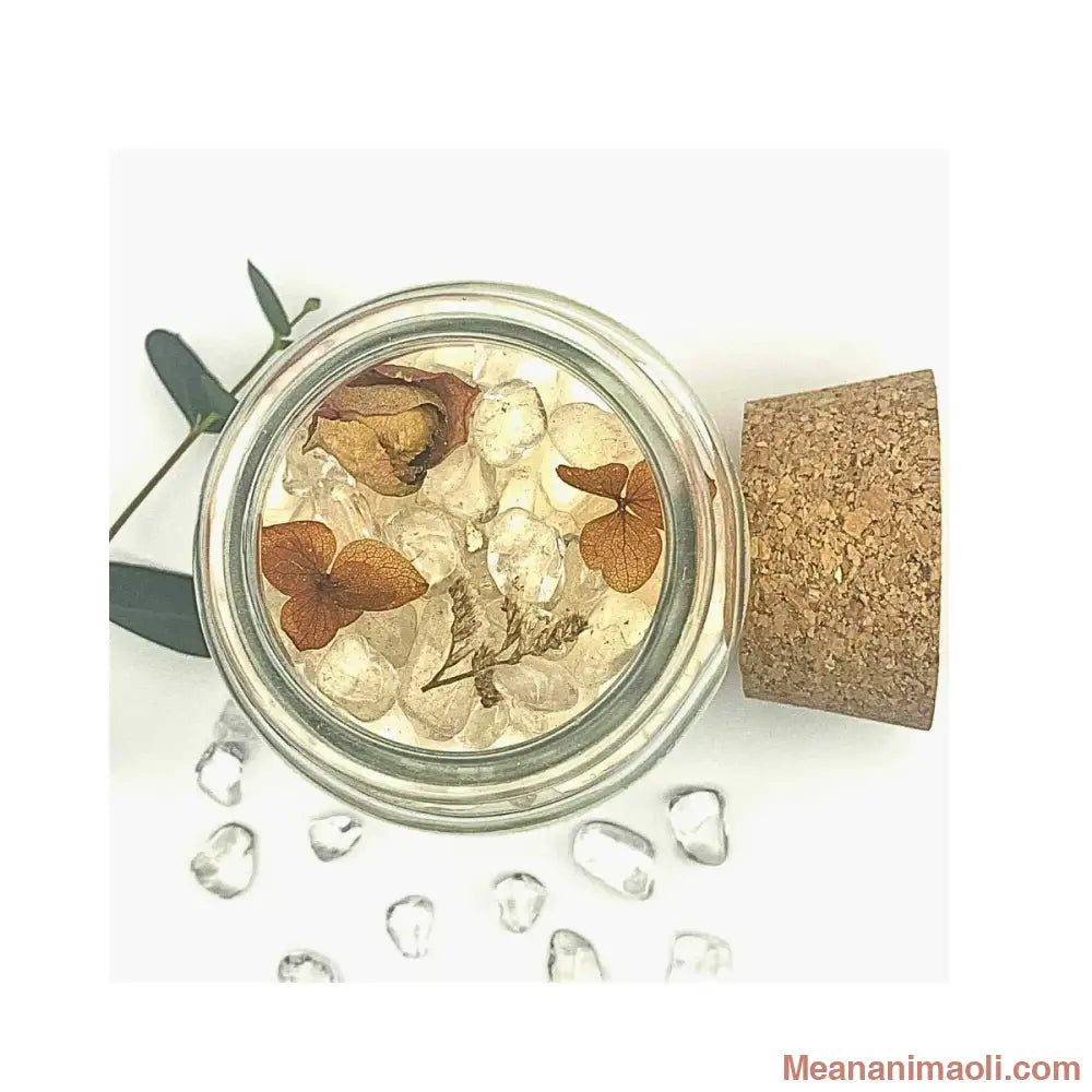 Décoration de la bougie Meananimaoli avec petits morceaux de Cristal de Roche et fleurs. séchées.