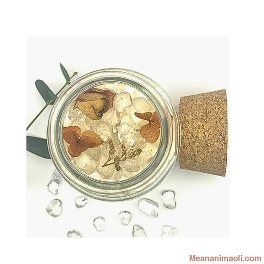 Décoration de la bougie Meananimaoli avec petits morceaux de Cristal de Roche et fleurs. séchées.