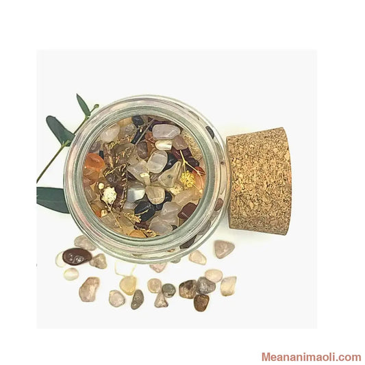 Décoration de la bougie Meananimaoli avec petits morceaux d’Agate et fleurs séchées.