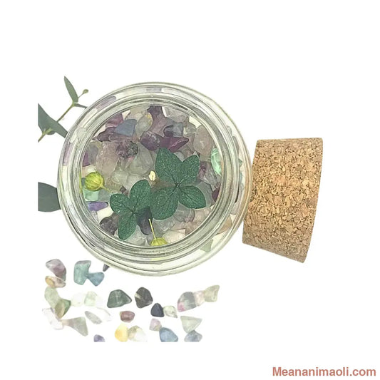 Décoration de la bougie Meananimaoli avec petits morceaux de Fluorite et fleurs séchées.