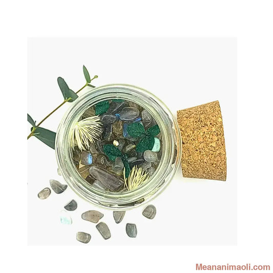 Décoration de la bougie Meananimaoli avec petits morceaux de Labradorite et fleurs séchées.