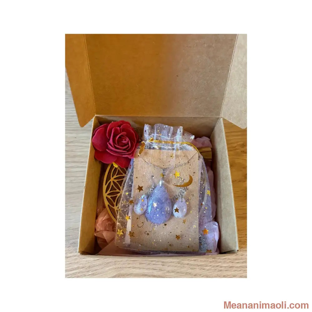 box cadeau avec bijoux en améthyste, fleur de vie en bois et bâton de palo santo.