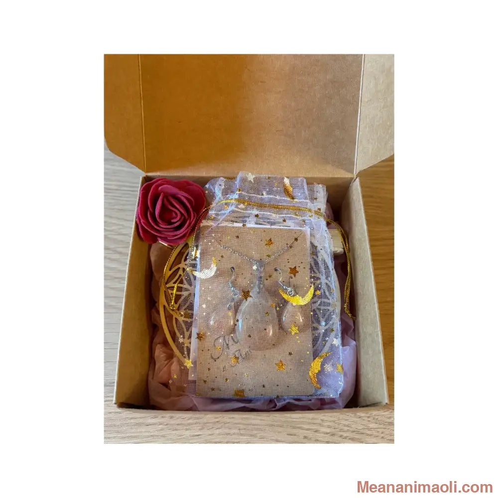 Box cadeau contenant les bijoux en pierre de lune pêche, une fleur de vie en bois et un bâton de palo santo.