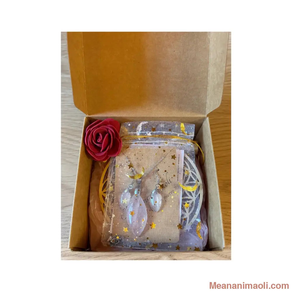 Box cadeau avec bijoux en quartz rose, fleur de vie en bois et bâton de palo santo.