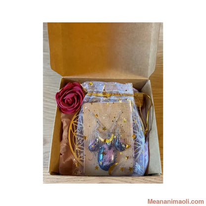Box cadeau avec bijoux en rhodonite, fleur de vie en bois et bâton de palo santo.