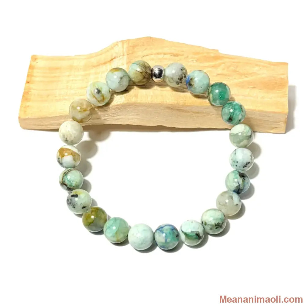 Bracelet en perles de 8 mm Chrysocolle naturelle posé sur un bois palo santo