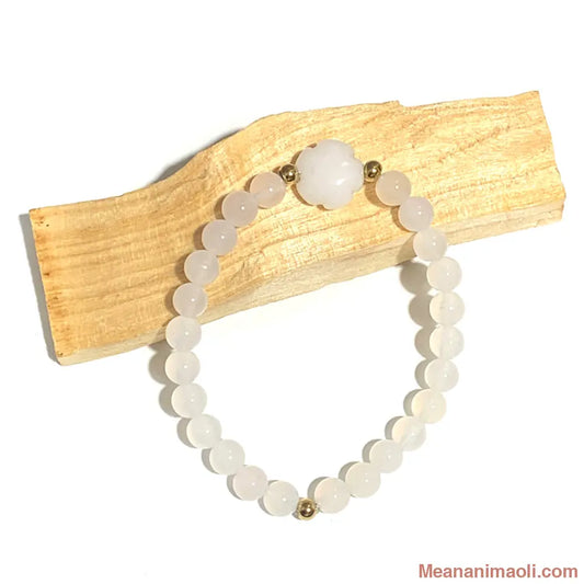 Bracelet enfant en jade blanc avec fleur – bijou doux pour la protection et l’harmonie