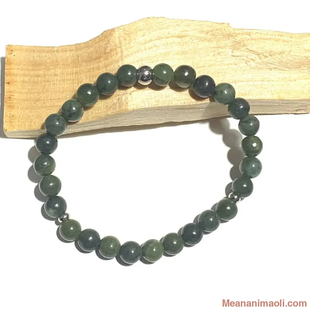 Bracelet pierre naturelle en Jade Néphrite 6mm, perles acier inoxydable argenté posé sur un bâton de palo santo