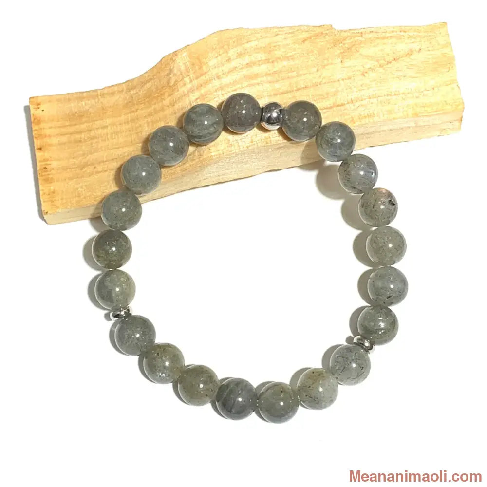 Bracelet Labradorite 8mm, perles acier inoxydable argenté, montrant les reflets bleus.