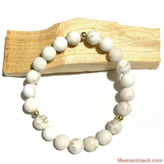 Bracelet Magnésite 8mm en pierres naturelles pour la lithothérapie, avec séparateurs en acier doré.