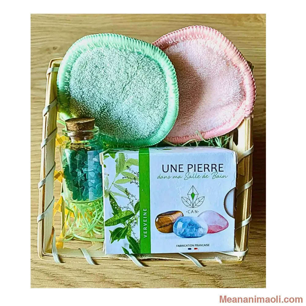 Coffret Zéro Déchet Aventurine Verte, avec savon Verveine et pierre surprise, cotons lavables rose et vert, et fiole de cristaux. Posé sur un panier