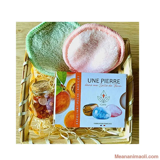 Coffret Zéro Déchet Cornaline, avec savon exfoliant Pêche Abricot et pierre surprise, cotons lavables rose et vert, et fiole de cristaux. Posé sur un panier