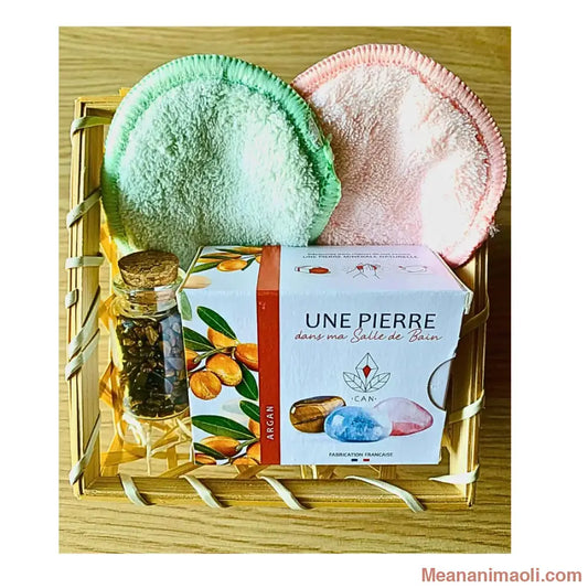 Coffret Zéro Déchet Œil de Tigre, avec savon Argan et pierre surprise, cotons lavables rose et vert, et fiole de cristaux. Posé sur un panier