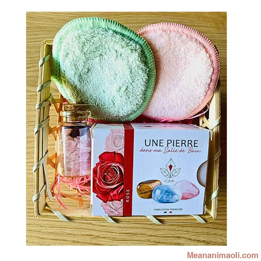 Coffret Zéro Déchet Quartz Rose, avec savon Rose et pierre surprise, cotons lavables rose et vert, et fiole de cristaux. Posé sur un panier