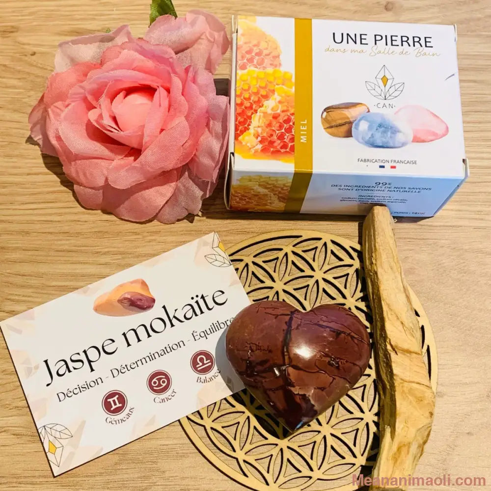 Coffret cadeau bien-être avec savon au miel, pierre roulée à l’intérieur, cœur en jaspe mokaïte, fleur de vie et palo santo