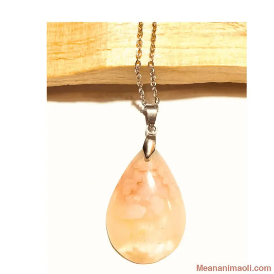 collier agate fleur posé sur un morceau de bois, meananimaoli.