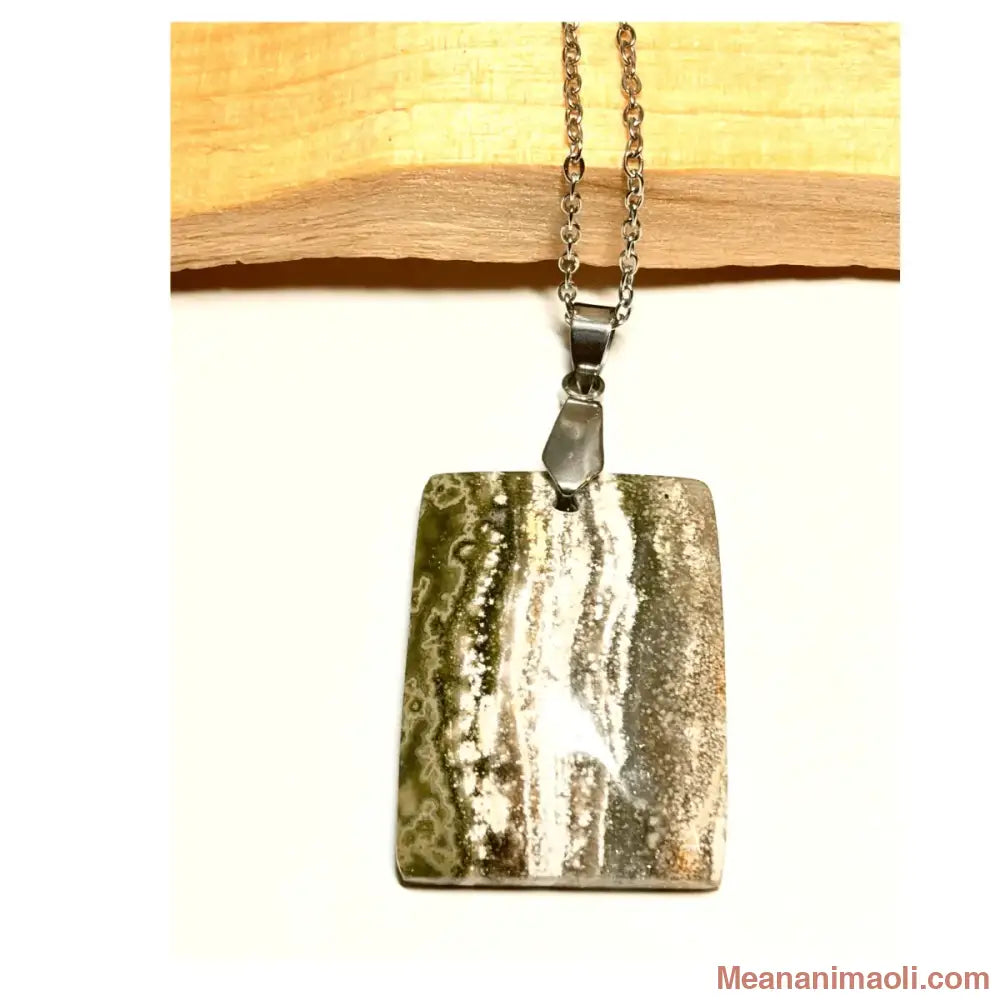 collier acier inoxydable avec pendentif jaspe océan posé sur un morceau de bois, meananimaoli.