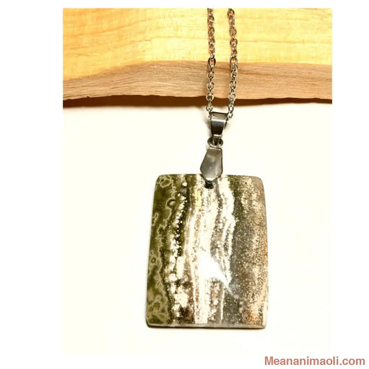 collier acier inoxydable avec pendentif jaspe océan posé sur un morceau de bois, meananimaoli.