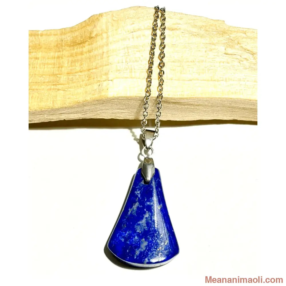 Collier acier inoxydable avec pendentif Lapis-lazuli naturel posé sur du bois, meananimaoli.